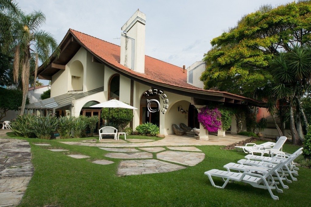 Casa à venda com 645m², 4 quartos, 4 suítes, 8 vagas no bairro Tristeza em Porto Alegre