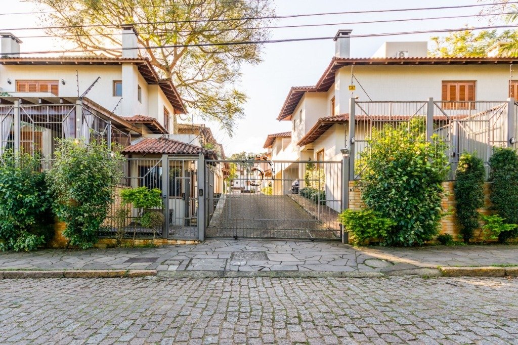 Casa em Condomínio à venda com 335m², 4 quartos, 1 suíte, 2 vagas no bairro Jardim Isabel em Porto Alegre
