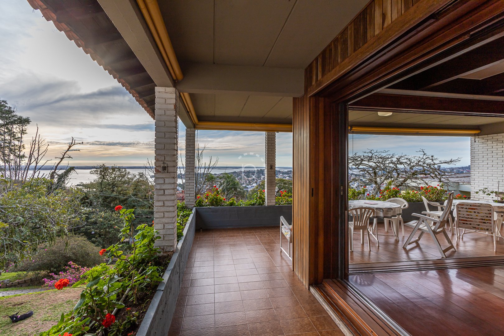 Casa à venda com 463m², 6 quartos, 2 suítes, 3 vagas no bairro Setimo Céu em Porto Alegre