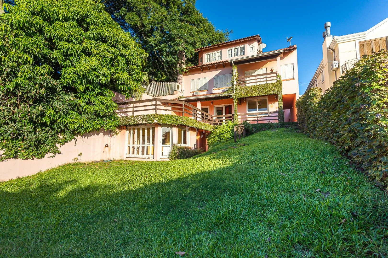Casa à venda com 380m², 4 quartos, 2 suítes, 3 vagas no bairro Setimo Céu em Porto Alegre