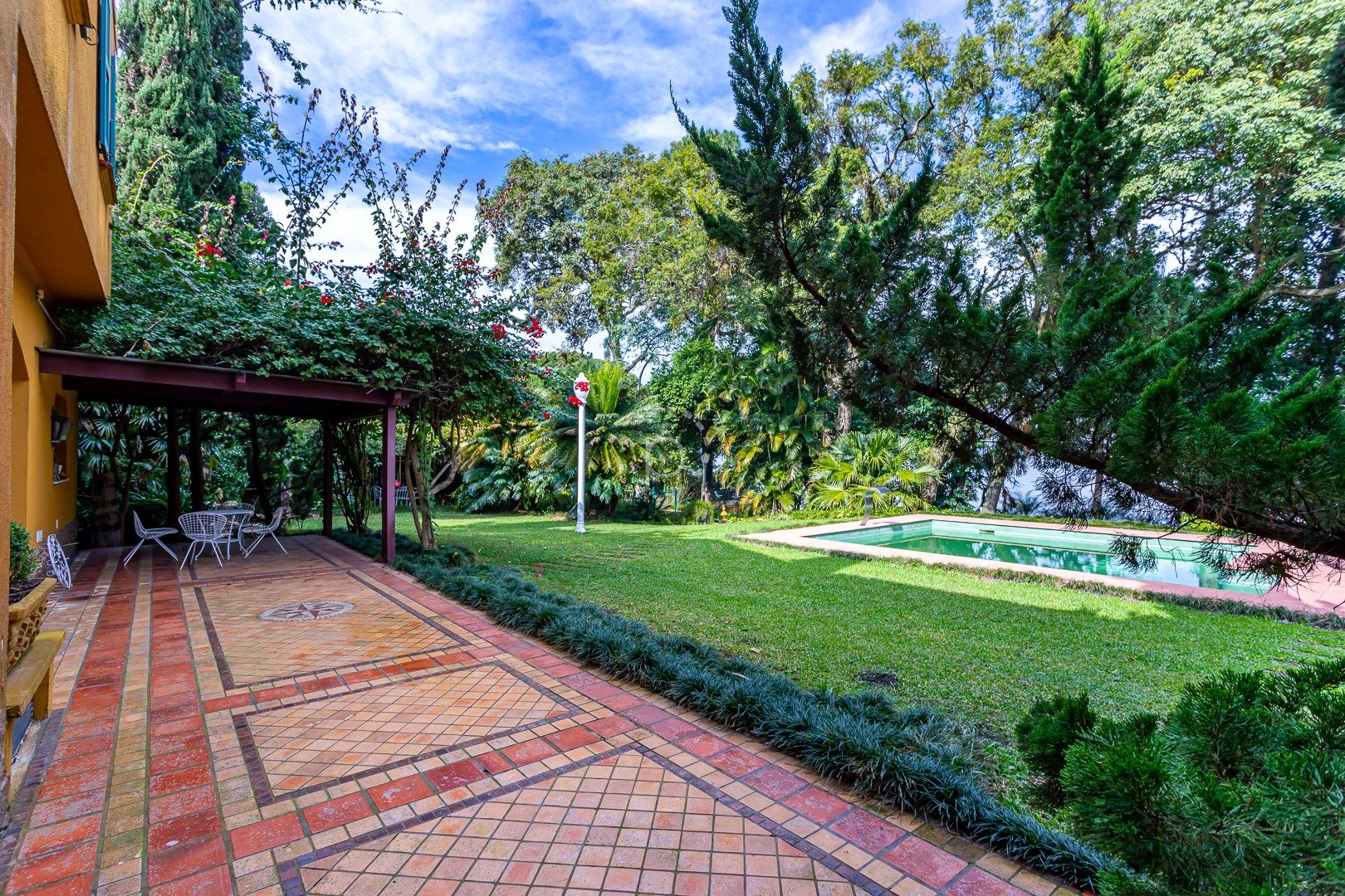 Casa à venda com 740m², 3 quartos, 1 suíte, 6 vagas no bairro Pedra Redonda em Porto Alegre