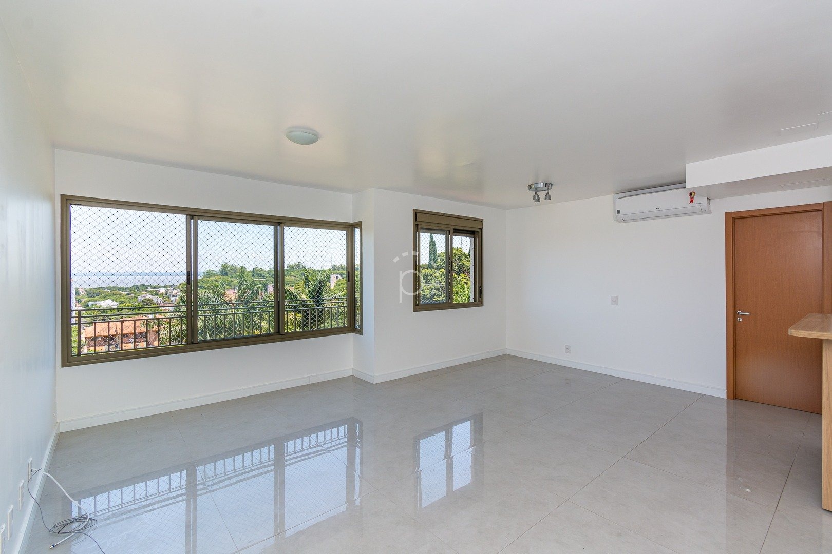 Apartamento à venda com 90m², 3 quartos, 1 suíte, 2 vagas no bairro Cavalhada em Porto Alegre