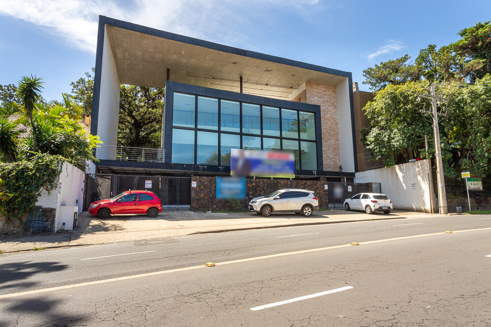 Prédio Comercial à venda com 1.900m², 20 vagas no bairro Pedra Redonda em Porto Alegre