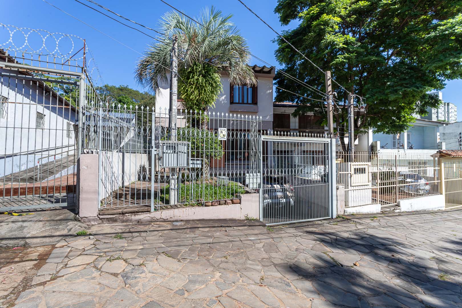 Casa à venda com 250m², 4 quartos, 2 suítes, 2 vagas no bairro Glória em Porto Alegre