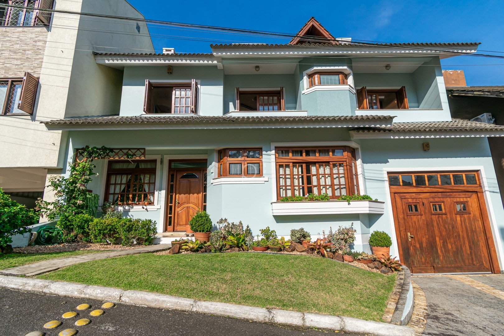 Casa em Condomínio à venda com 300m², 3 quartos, 1 suíte, 1 vaga no bairro Cavalhada em Porto Alegre
