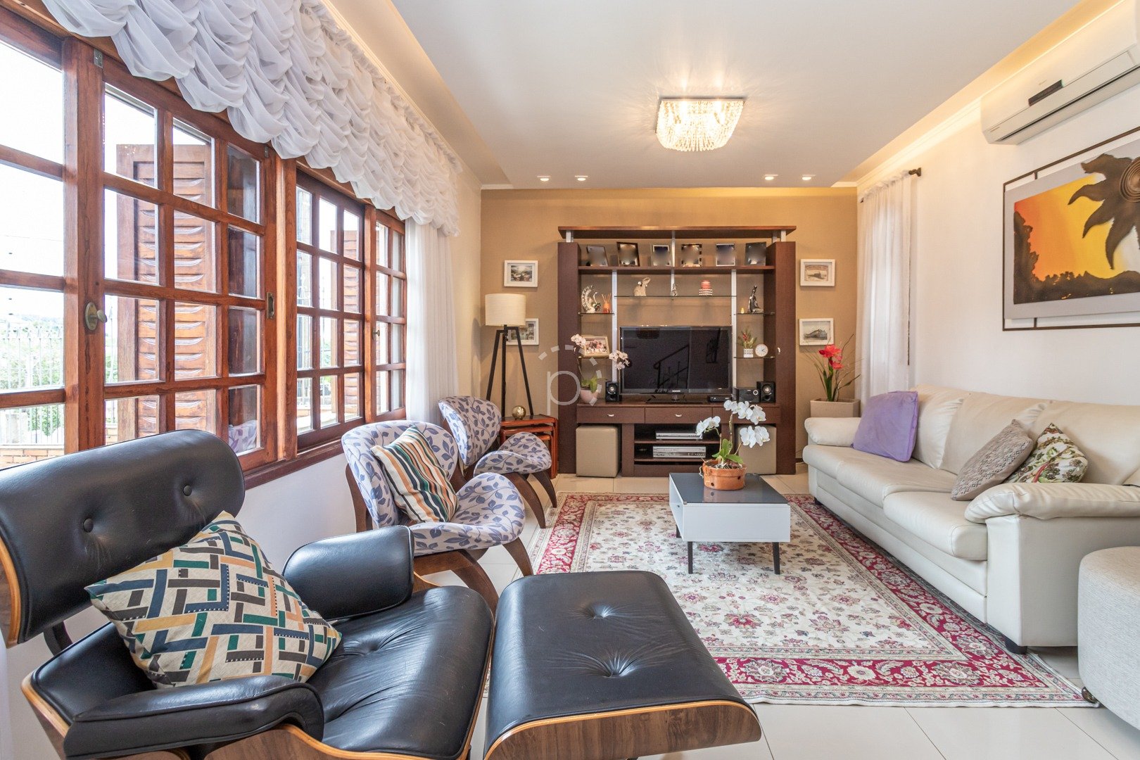 Casa à venda com 245m², 4 quartos, 1 suíte, 5 vagas no bairro Cavalhada em Porto Alegre