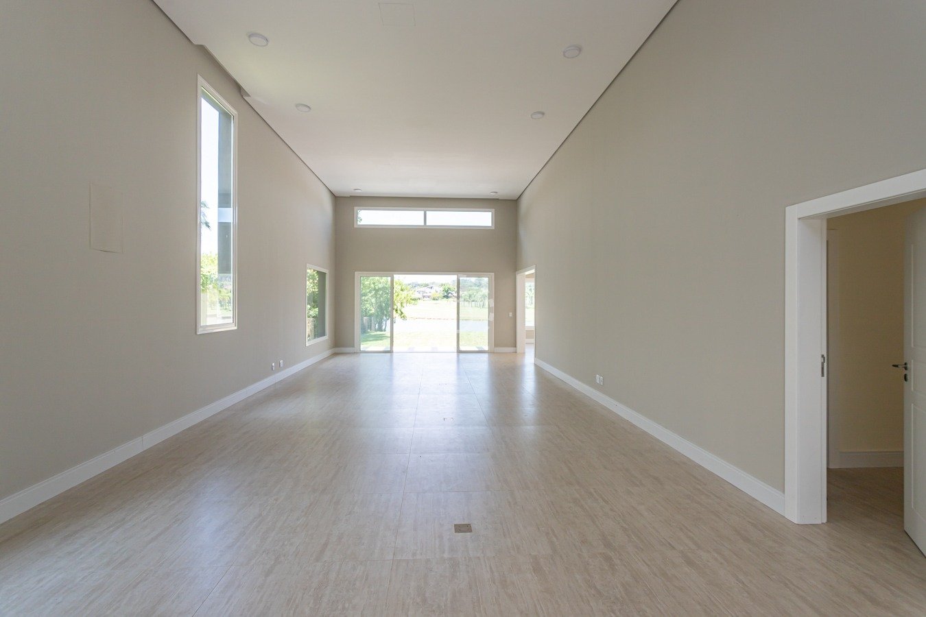 Casa em Condomínio à venda com 296m², 3 quartos, 1 suíte, 4 vagas no bairro Terra Ville em Porto Alegre