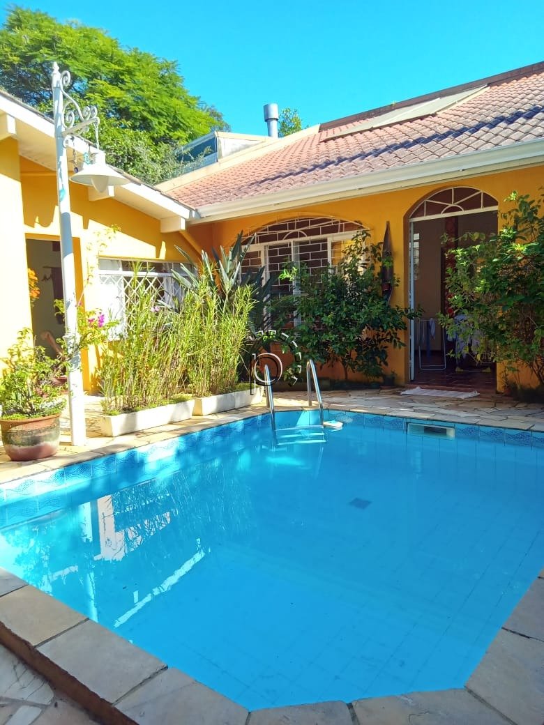 Casa à venda com 183m², 5 quartos, 1 suíte, 3 vagas no bairro Vila Assunção em Porto Alegre