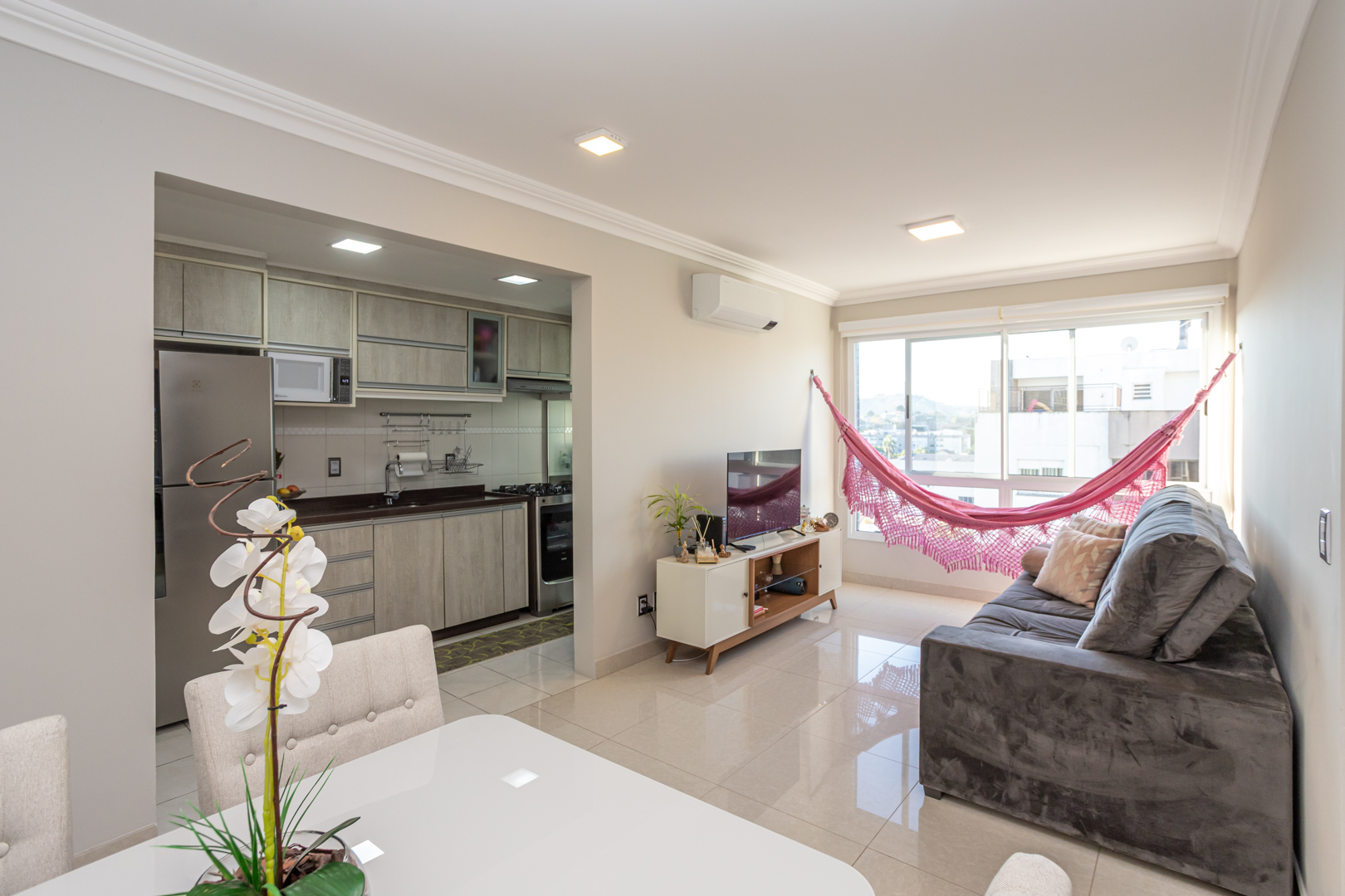 Apartamento à venda com 47m², 1 quarto, 1 vaga no bairro Cavalhada em Porto Alegre