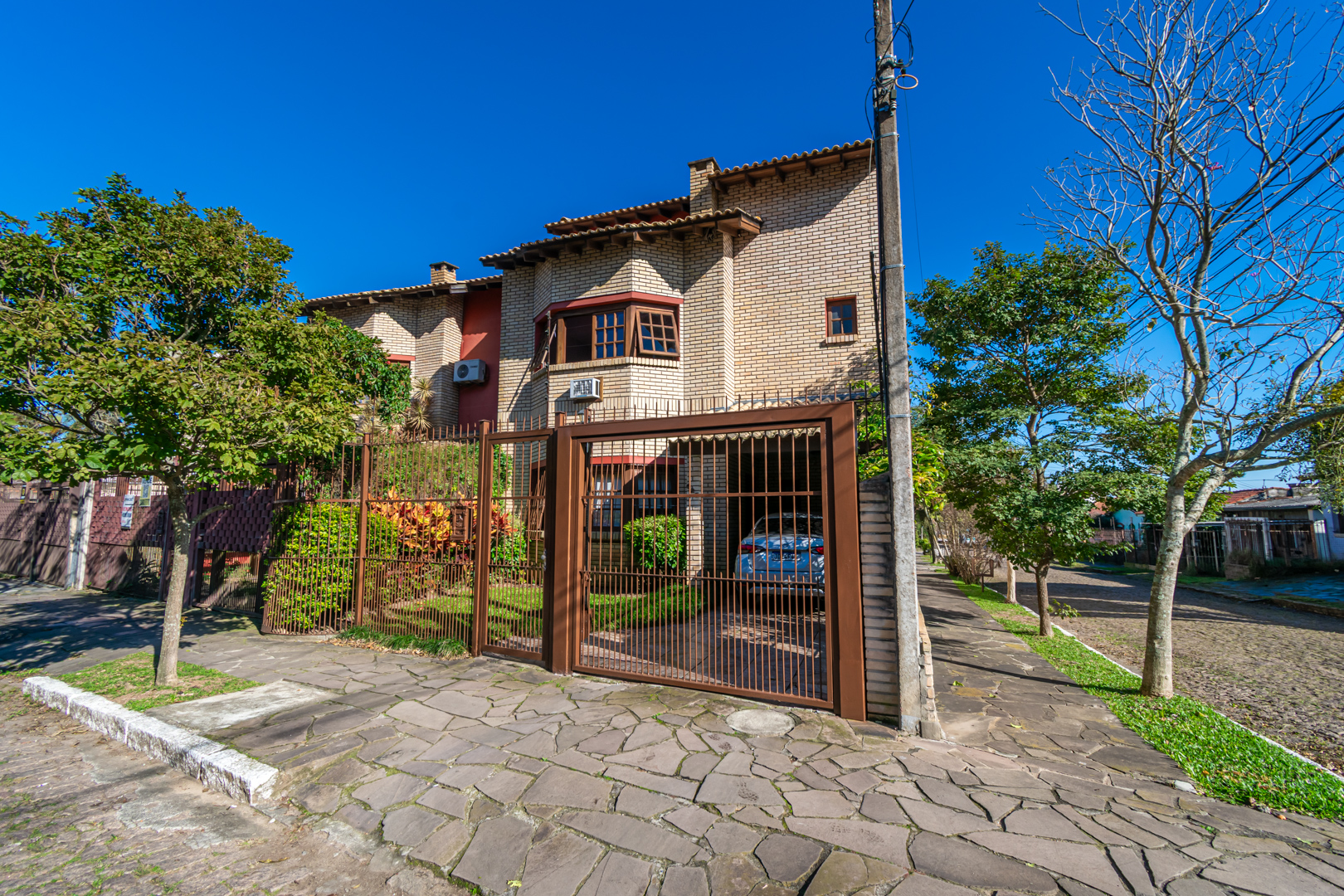 Casa à venda com 180m², 3 quartos no bairro Guarujá em Porto Alegre