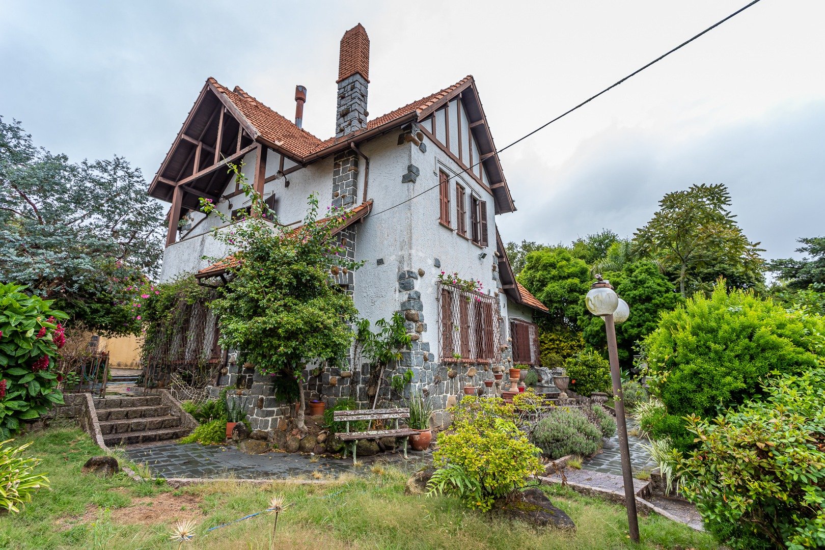 Casa à venda com 400m², 4 quartos, 1 suíte, 2 vagas no bairro Vila Assunção em Porto Alegre